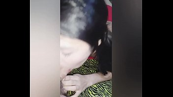 Молодая сучка мастурбирует киску с рыжей растительностью перед объективом камеры